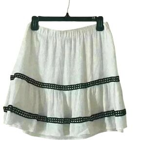 Vince Camuto Skirt Medium. Fully lined. White with black trim design. Good cond.